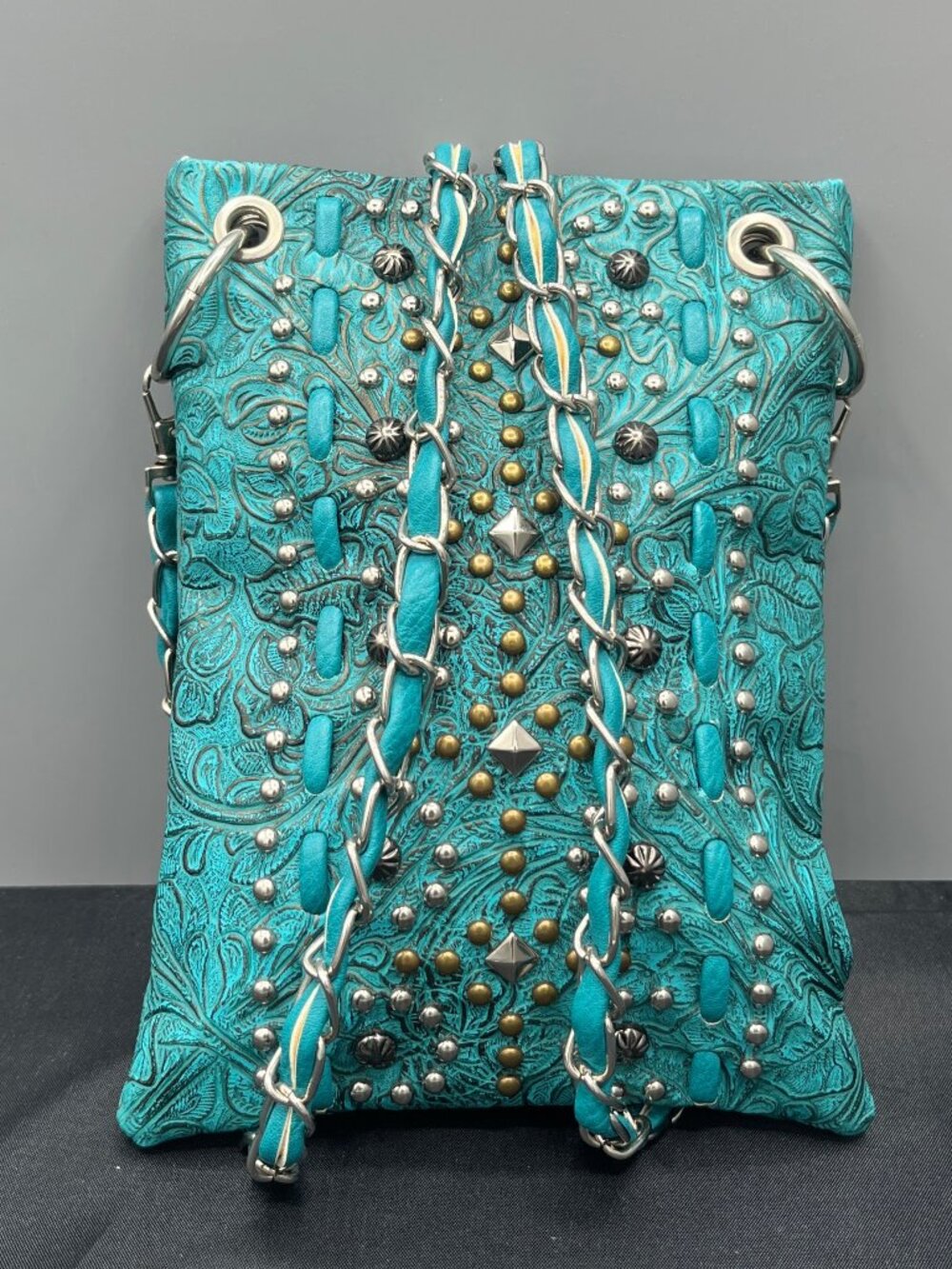 P&G TURQUOISE VINYL FLORAL EMBELLISHED W/SILVERTONE CHAIN & VINYL TURQUOISE BAG